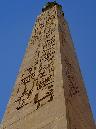Foto Obelisk vor dem Palazzo Montecitorio - Rom