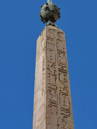 Fotos Obelisk vor dem Palazzo Montecitorio