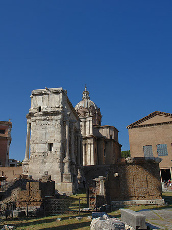 Foto Triumphbogen mit der Curia Iulia - Rom