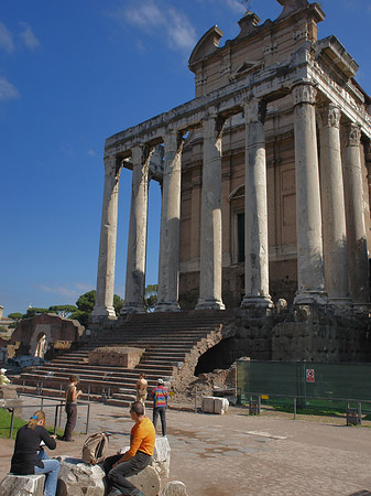 Tempel des Antoninus Pius und der Faustina Foto 
