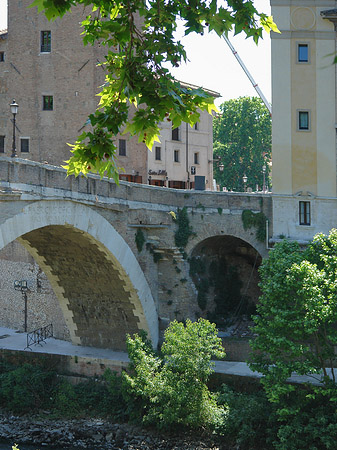 Ponte Fabricio zwischen Bäumen Foto 