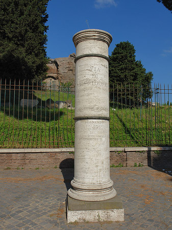 Foto Säule mit Straßennamen - Rom