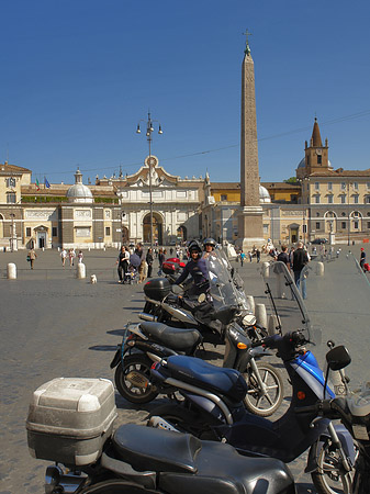 Foto Mofas an der Piazza del Popolo