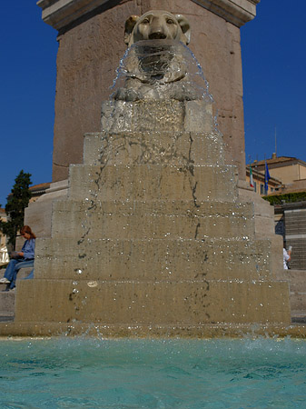 Obelisk mit Wasser Fotos