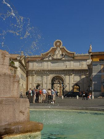Porta del Popolo mit Löwenbrunnen Foto 