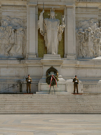 Wache vor dem Monument Foto 