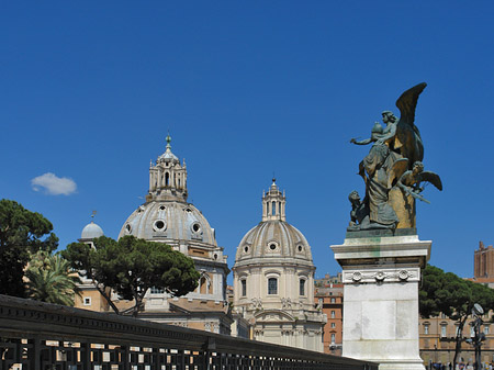 Statue vor der Santa Maria Loreto Foto 