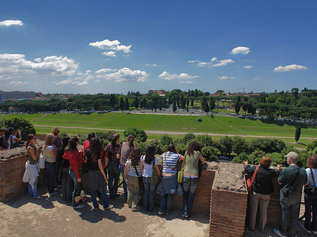Menschen vor dem Circus Maximus