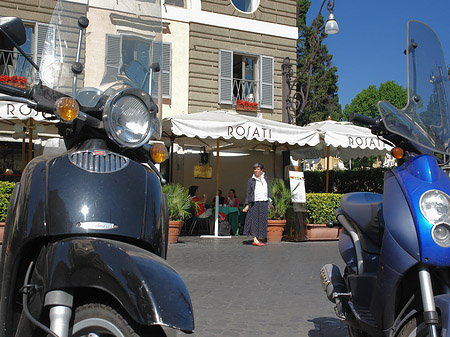Mofas an der Piazza del Popolo Fotos