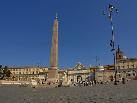 Obelisk mit dem Porta del Popolo Fotos