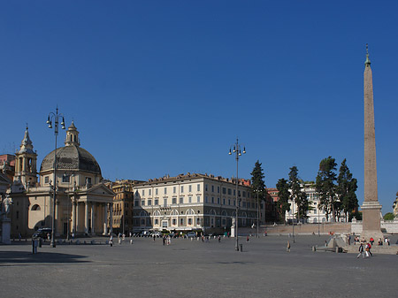 Obelisk mit Kirche