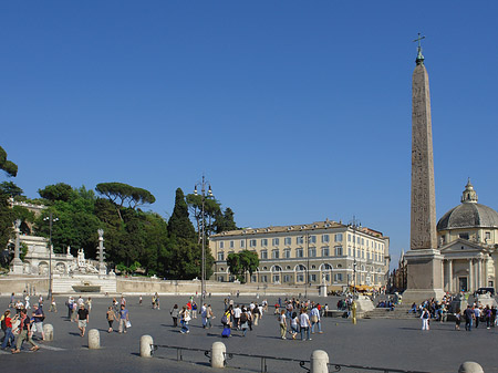 Obelisk und Löwenbrunnen Foto 