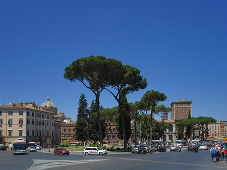 Verkehr an der Piazza Venezia Fotos