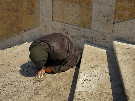 Fotos Arme Frau an der Spanischen Treppe | Rom