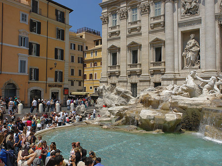Menschen am Brunnen Foto 