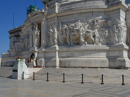 Fotos Wache vor dem Monument