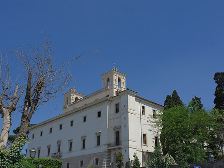 Villa hinter Bäumen
