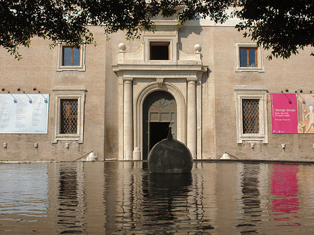 Foto Eingang mit Brunnen
